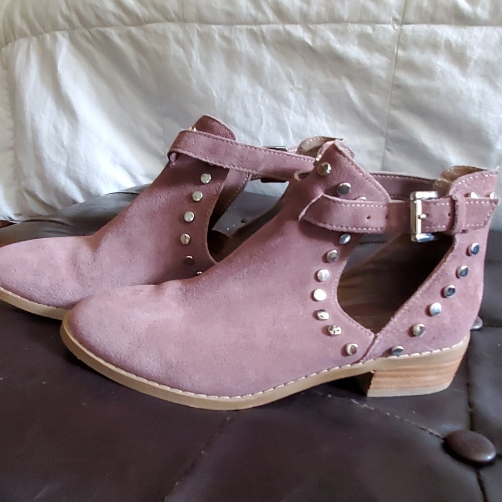 Pinkish/purple suede booties